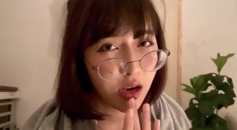 Vẻ mặt thỏa mãn của em – Việt Nam